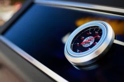 Rösle Videro G4-S VARIO+ Schwarz Gasgrill - FC Bayern Edition - Inkl. FC Bayern Abdeckhaube, Grillzange, Grillbürste Und Grillhandschuhe -Geschäft Für Grillzubehör Roesle FC Bayern Gasgrill Logo Deckelthermometer