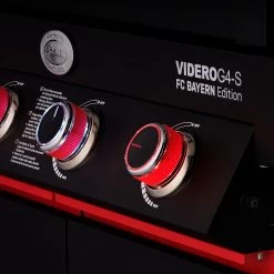 Rösle Videro G4-S VARIO+ Schwarz Gasgrill - FC Bayern Edition - Inkl. FC Bayern Abdeckhaube, Grillzange, Grillbürste Und Grillhandschuhe -Geschäft Für Grillzubehör Roesle Gasgrill Videro FC Bayern Drehknoepfe beleuchtet