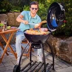 Rösle Holzkohlegrill Kugelgrill No.1 F50 Sport - FC Bayern Edition - Inkl. FC Bayern Abdeckhaube -Geschäft Für Grillzubehör Roesle Holzkohle Kugelgrill Sport F50 FC Bayern Lifestyle 1