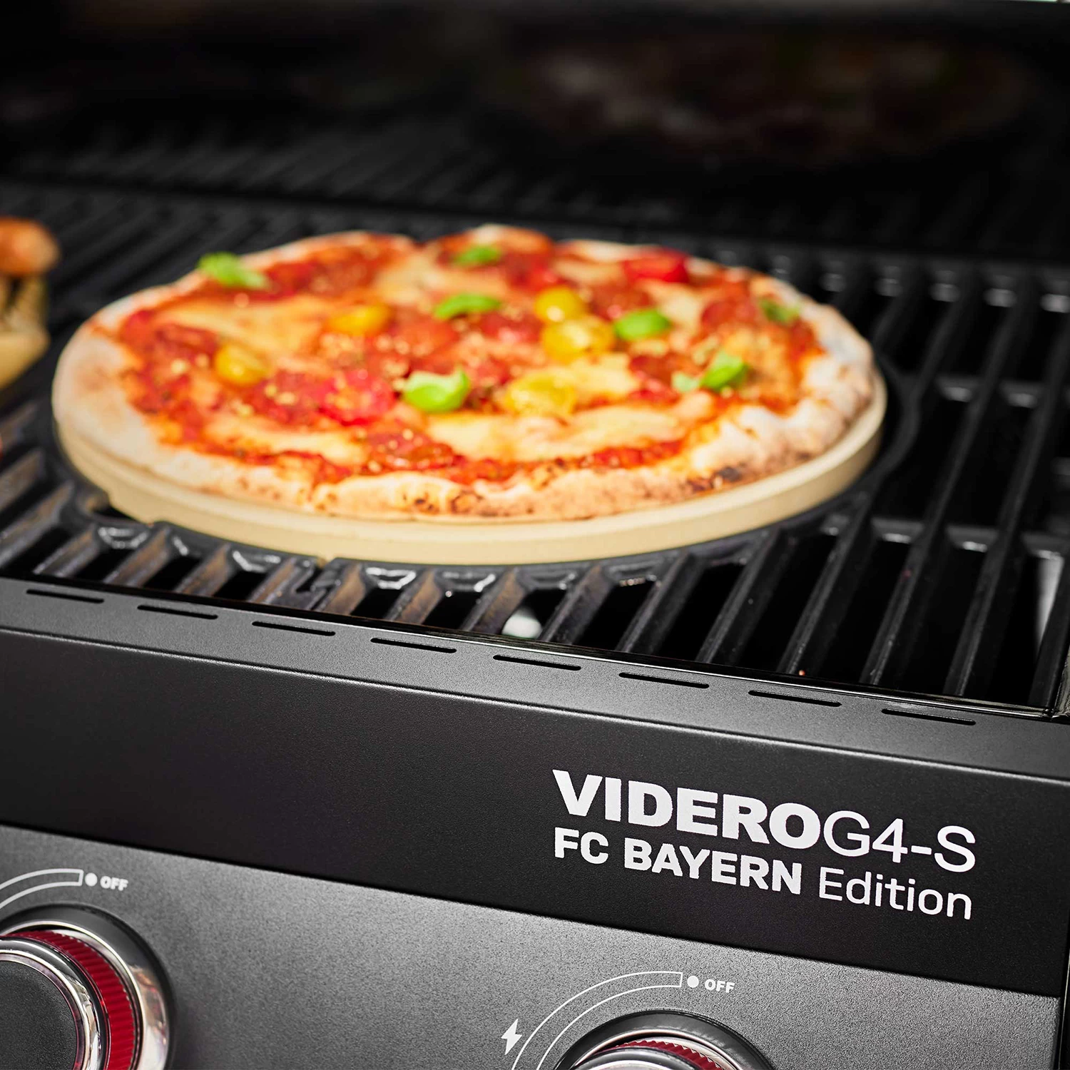 Rösle Vario Grillrost Einsatz: Pizzastein Aus Cordierit Ø 30 Cm - FC Bayern Edition 2 Rösle Vario Grillrost Einsatz: Pizzastein Aus Cordierit Ø 30 Cm - FC Bayern Edition – Bild 2