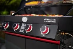 Rösle Videro G4-S VARIO+ Schwarz Gasgrill - FC Bayern Edition - Inkl. FC Bayern Abdeckhaube, Grillzange, Grillbürste Und Grillhandschuhe -Geschäft Für Grillzubehör Roesle Videro FC Bayern Edition Bedienblende G4 S