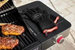 Rösle Videro G4-S VARIO+ Schwarz Gasgrill - FC Bayern Edition - Inkl. FC Bayern Abdeckhaube, Grillzange, Grillbürste Und Grillhandschuhe -Geschäft Für Grillzubehör Roesle Videro G4 S Seitenkocher Bayern Grill