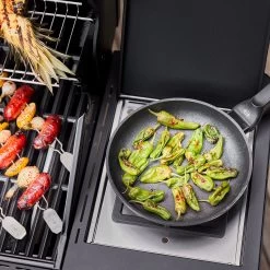 Rösle Gasgrill BBQ-Station Videro G4-S Vario+ Nero Schwarz - Modell 2023 - SMART Deal Inkl. Grillfürst Grill Control + Abdeckhaube Und Grillplatte -Geschäft Für Grillzubehör Roesle Videro Gasgril G4 S NERO Seitenkocher 1