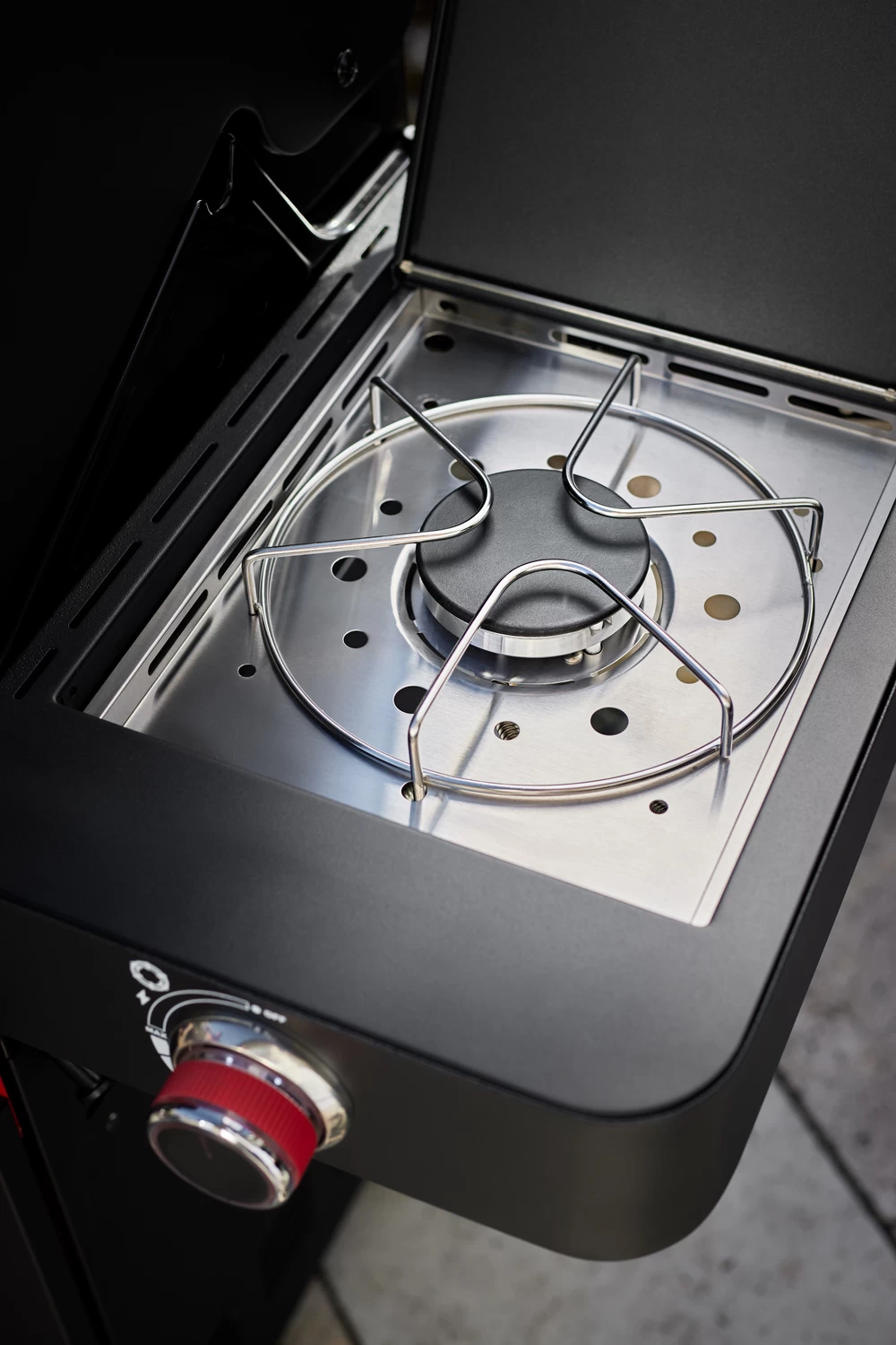 Rösle Videro G3-S VARIO+ Schwarz Gasgrill - FC Bayern Edition - Inkl. FC Bayern Abdeckhaube, Barbecue Grillzange Und Burgerpresse 10 Rösle Videro G3-S VARIO+ Schwarz Gasgrill - FC Bayern Edition - Inkl. FC Bayern Abdeckhaube, Barbecue Grillzange Und Burgerpresse – Bild 10