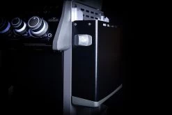 Napoleon Rogue SE 525 Gasgrill - All-black - Grillfürst Edition Inkl. Abdeckhaube - SMART Deal Inkl. Grillfürst Grill Control - Modell 2022 29 Napoleon Rogue SE 525 Gasgrill - All-black - Grillfürst Edition Inkl. Abdeckhaube - SMART Deal Inkl. Grillfürst Grill Control - Modell 2022 -Geschäft Für Grillzubehör Seitenablage abgeklappt all black 1