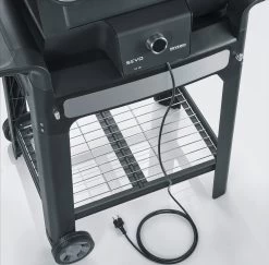 Severin Elektrogrill SEVO Smart Control GTS - Boost Zone 500°C - Mit Deckel Und Grillwagen - 3.000 W - Inkl. Grillfürst Premium Grillbesteck Set, Premium Grillbürste Und Grillspieße 4er Set -Geschäft Für Grillzubehör Severin Sevo Smart Control GTS PG8139 Zuleitung 1