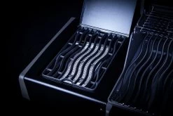 Napoleon Rogue SE 525 Gasgrill - All-black - Grillfürst Edition Inkl. Abdeckhaube - SMART Deal Inkl. Grillfürst Grill Control - Modell 2022 24 Napoleon Rogue SE 525 Gasgrill - All-black - Grillfürst Edition Inkl. Abdeckhaube - SMART Deal Inkl. Grillfürst Grill Control - Modell 2022 -Geschäft Für Grillzubehör Sizzle Zone All Black 1