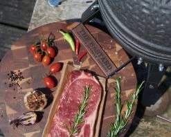 The Bastard Keramikgrill Urban Small - Schwarz Matt - Modell 2023 22 The Bastard Keramikgrill Urban Small - Schwarz Matt - Modell 2023 -Geschäft Für Grillzubehör The Bastard Urban Small Keramikgrill Deckelgriff