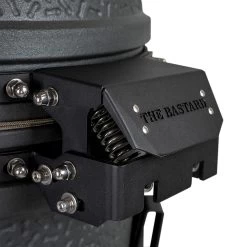 The Bastard Keramikgrill VX Medium - Complete - Schwarz Matt - Modell 2023 18 The Bastard Keramikgrill VX Medium - Complete - Schwarz Matt - Modell 2023 -Geschäft Für Grillzubehör The Bastard VX Medium Detail Deckelschanier