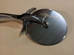 Napoleon PRO Pizzastein 38 Cm Mit Schneideroller 13 Napoleon PRO Pizzastein 38 Cm Mit Schneideroller -Geschäft Für Grillzubehör napoleon pro pizzaschneider detail