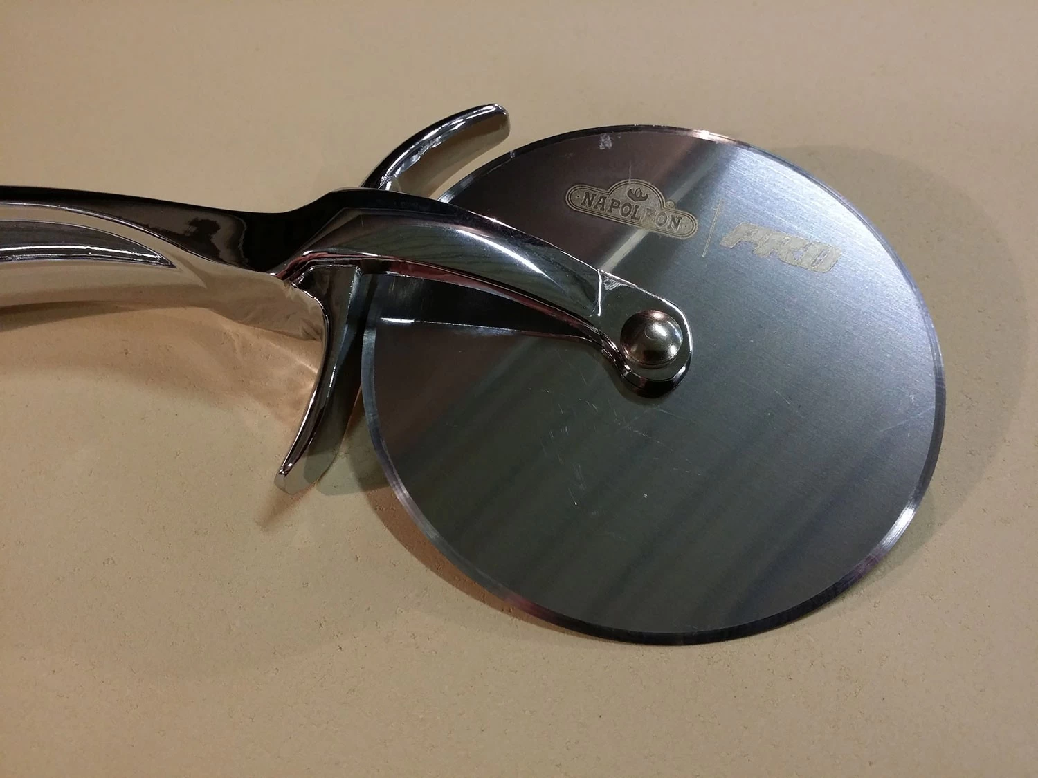 Napoleon PRO Pizzastein 38 Cm Mit Schneideroller 7 Napoleon PRO Pizzastein 38 Cm Mit Schneideroller – Bild 7