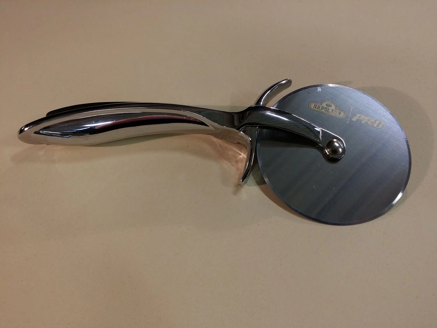 Napoleon PRO Pizzastein 38 Cm Mit Schneideroller 6 Napoleon PRO Pizzastein 38 Cm Mit Schneideroller – Bild 6