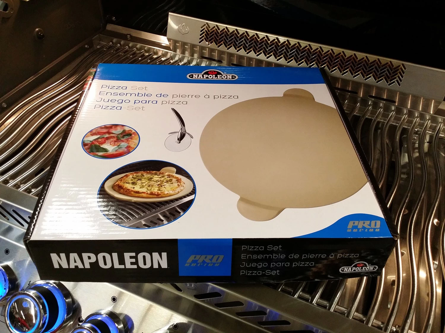 Napoleon PRO Pizzastein 38 Cm Mit Schneideroller 3 Napoleon PRO Pizzastein 38 Cm Mit Schneideroller – Bild 3
