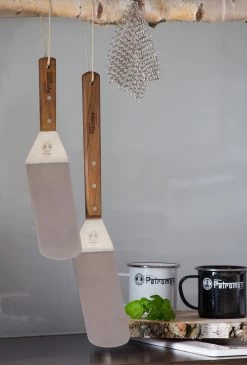 Petromax Flexibler Pfannen- Und Grillwender (Langgriff) -Geschäft Für Grillzubehör petromax grillwender haengend flex2